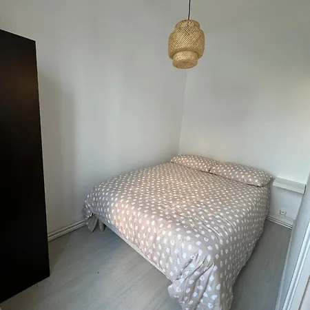 Apparement Cosy A Stains